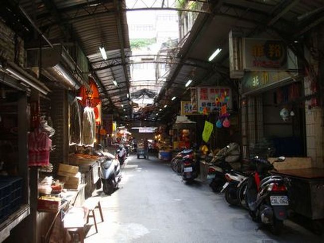 観光客はほどんどいない路地。<br /><br />生きたニワトリとか売っていて中々ディープ。