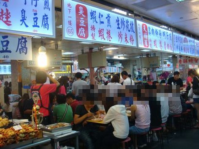 食べ物の屋台は地下のフードコートに集中してます。<br /><br />以前は外にあったのがここに集約したそうです。<br /><br />地元の方で大賑わい。