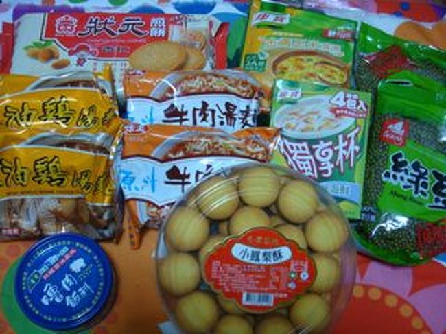 夜食後はホテル近くのマッサージ店へ。<br /><br />ここが予想外に良い！店員さんゴッドハーンド！早くここに来ればよかった〜。<br /><br />ホテル隣のスーパーマーケットも楽しいし、ホテルの近くをもっと早く探検すべきでしたねー。<br /><br />写真はスーパーで買ったあれこれ。<br /><br />ホテルのライブラリーでコーヒー飲んで、明日の予定を再確認して部屋へ撤収。パッキングをして就寝１時。今日も楽しい美味しい１日でした。