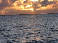 あまりの人の多さに閉口しながら、
コンドイビーチとは反対側の海岸線を
女３人でガシガシ歩いて喧騒から逃れます。

何と、昨日は１年に一度観られるかどうかの
グリーンフラッシュが観られたそうなんです！
西表島に行ってる間に見損ねた～(泣)

グリーンフラッシュではありませんが、
この日も綺麗な夕焼けでした。