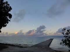 今日も貸切。

白い名残の月が美しい朝焼けに映えて、
何だか切ないような泣きたいような
不思議な景色。

帰り道にはうっすらですが虹も見えました。

朝のこの時間は、夕日と同じく宿泊した人
だけが体験できる本来の竹富島の姿です。