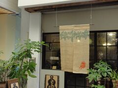 バスの時間まで、少しだけ
ユーグレナモールに寄り道です。

ネットでチェックしていた『さんぴん工房』
さんでかわいい島ヤギ模様のトートバッグを
手に入れました^^

場所を知っていないと通り過ぎちゃうような
小さなお店ですが、オリジナルのかわいい
雑貨がそろっていますよ。