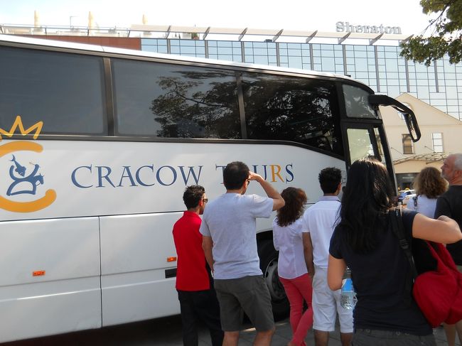 ツアーのバス、クーラーが効いて快適。<br /><br />この日はバス2台、80名弱だが日本人は私一人。