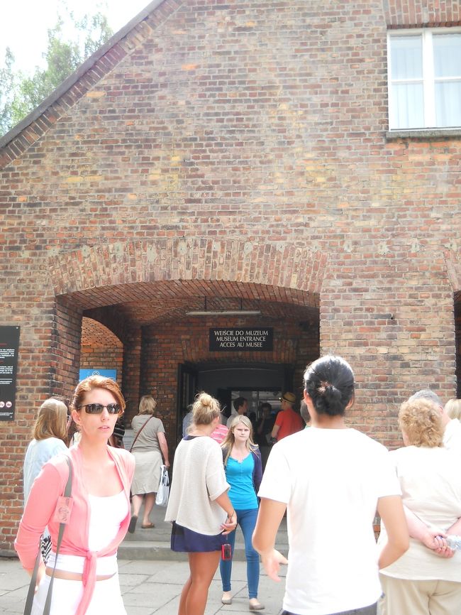 アウシュビッツ博物館の入口。<br /><br />25名のグループごとに現地英語ガイドと共に見学する。<br /><br />多数の国の人が訪れているが日本人が私だけとは・・・<br /><br />言葉がわからなくても百聞は一見に如かず、多くを感じるはず。もっとたくさんの人に来てほしい。<br /><br /><br /><br />