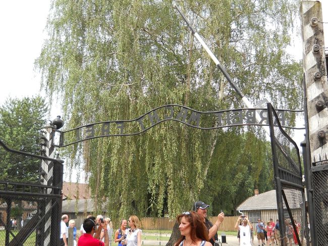 あの有名な「働けば自由になる」のゲート。