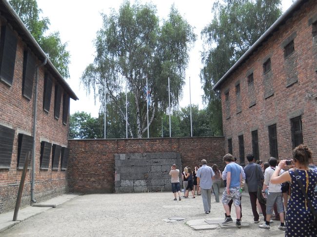 銃殺用の「死の壁」<br /><br />想像していたほど大きくなかった。