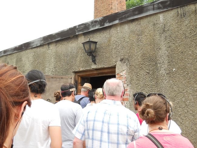 「ガス室」も見学。<br /><br />３メートル程度の高さ、中は真っ暗でいくつかの部屋に分かれている。<br /><br />シャワーだと言われ、20分で800人も殺されたという。<br /><br />さすがにこの中で写真を撮影する人はいなかった。<br /><br />「ガス室」の隣に遺体の焼却炉もある。