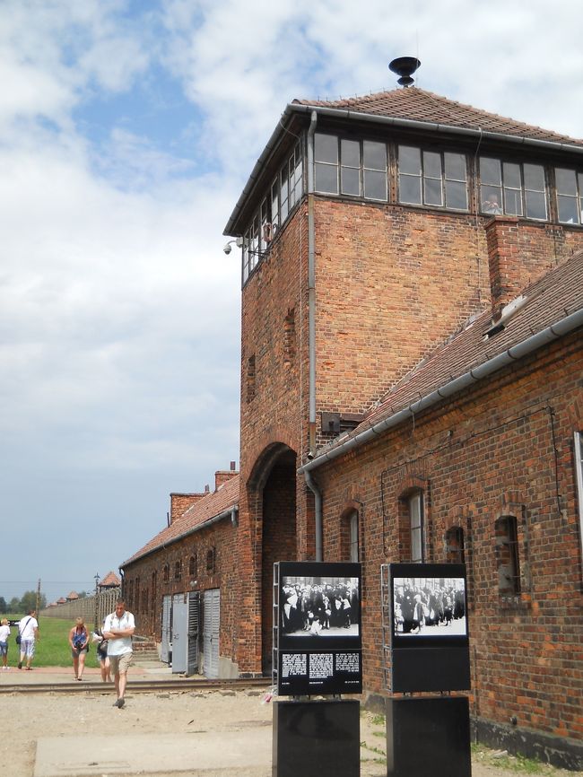 「死の門」をくぐって中に入る。<br /><br />アウシュビッツと同じガイドで見学。<br /><br />炎天下を歩くので暑いのなんのって！！<br /><br />