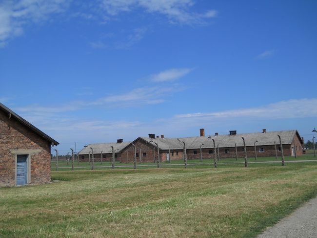 殺人工場とも言われるこの収容所、天気が良すぎて余計に辛くなる。<br /><br />