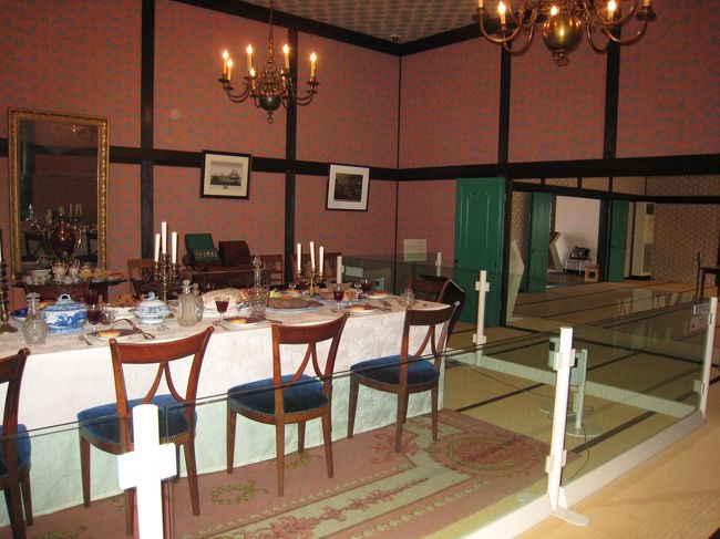 絵をもとに壁紙まで当時と同じに再現している。何も置いていない部屋は絵が残されていないからだそうです。