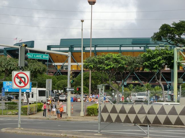 ハワイスタジアムまでバスで移動！！！！<br /><br />Ｔシャツとかアロハ系のワンピースとか<br />安く買えました(*^。^*)(*^。^*)(*^。^*)(*^。^*)