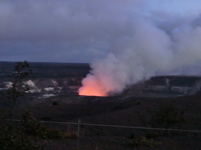 溶岩が赤く見える
