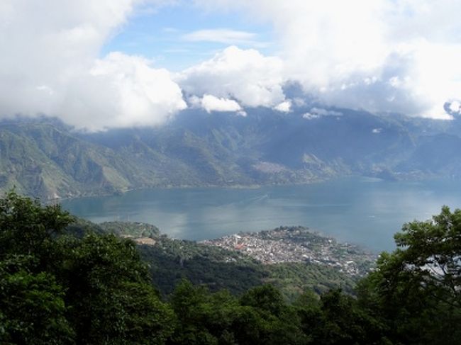 ==スペイン語習得==<br /><br />　グアテマラはスペイン語が安く学べる国として長い間有名でした。今では言われるほど安くありませんが、多くの人が語学目的でグアテマラにやってきます。主にアンティグアやケツァルテナンゴなど、居心地のよさそうな町にスペイン語学校が多数存在しています。個人レッスン中心なので、一週間からでも参加可能。私は短期の旅行ということもあり、今回は見送りました。<br /><br /><br />==登山== <br /><br />　グアテマラの山岳地帯、具体的にはアンティグア、ケツァルテナンゴ、アティトラン湖周辺に、登れる火山がいくつかあります。山の標高は2000メートル中盤から4000メートル前半くらい。難易度は様々ですが、基本的に特別な装備なしで登れます。かなり期待していたのですが、雨季のため思い通りにはいきませんでした。