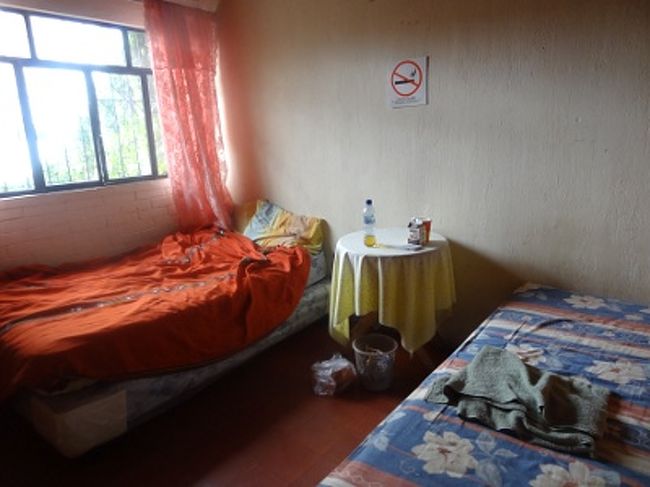 ==宿==<br /><br />　私はだいたい、1000円前後の安宿を中心に宿泊してきました。例を挙げると、<br /><br />メキシコ・シティのユースホステル・ドミトリー: 180ペソ(1080円)<br />カンクン・ダウンタンのエアコン・シャワー付きダブル: 400ペソ(2400円)<br />アンティグアのシャワー共同ダブル: 100Q(1000円)<br />ケツァルテナンゴのシャワー共同ダブル: 50Q(500円)<br />サン・ペドロ・ラ・ラグーナのシャワー付きダブル: 75Q(750円)<br /><br />また、夜行バスで長距離移動すると、宿代を節約できます。今回、計４回夜行バスを利用しました。