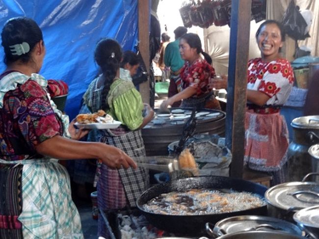 ==食事==<br /><br />　食事に関しては、正直あまり合いませんでした。私は、アメリカのファーストフード店タコベルの味が好きなので、「好きなだけタコスやブリトー食べるぞ！」と期待していたのですが、現地の味はちょっと違います。なんというか..味が雑で.タコベルのようなマイルドさがありません。メキシコ・グアテマラ共に、屋台や安食堂のメニューはたいていタコス、トルティヤ、ハンバーガー、ホットドックの類。さらにフライドチキンやフライドポテトなどの揚げ物。だいたいこんな感じです。私がちゃんとした食堂探しに時間を割かなかったこともありますが、結局３週間この限られたメニューで乗り切りました。よくも体がもったものです。