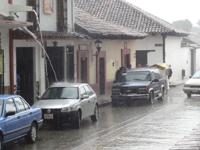 ==旅の季節==<br /><br />　これは断然、乾季の12月-4月がいいでしょう。雨季に行けば、最悪の場合、一日のうち半分潰れます。私が旅行したのは、雨季ど真ん中の６月。なるべく、午前を観光、午後を移動に当てていました。雨季の不便さは山ほどありますが、一番きついのは景色がよくみえないこと。今回、風光明媚なアンティグアやアティトラン湖の景色を十分に味わうことはできませんでした。とはいえ、うまくやりくりすれば、乾季の７，８割は楽しめるかもしれません。実際、私も旅行記が沢山書けるほど充実した旅をすることができました。 <br /><br /><br />==旅行期間==<br /><br />　最後に、旅行に必要な期間。たった二カ国の話なので、三週間もあれば大部分回れてしまいます。テーマを絞れば二週間でも十分。実際私は最初の二週間で、見たい所ほとんど見終えました。一週間だと、複数ヶ所回るのにはちょっと厳しい。できれば日本からの移動を除いて１０日は欲しいところです。 