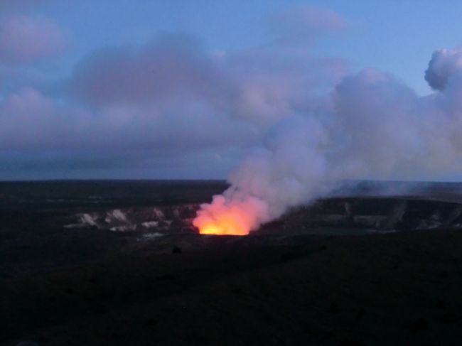 溶岩が赤く見える