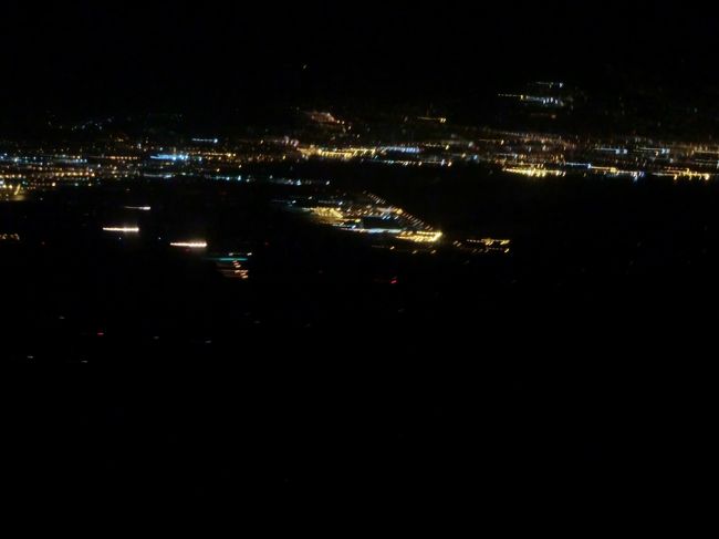 飛行機で<br />ハワイ島〜オアフ島へ・・・・・。<br /><br /><br /><br />無事に着いたが、<br />宿まで送迎してくれる人が<br />ドコにもいない(ToT)(ToT)(ToT)<br /><br />ケータイ持っていた人が電話してくれて<br />何とか無事に送迎バスへ！！！<br />（ただ、人数オーバーぎみでギューギューづめ）<br /><br /><br />ハワイ島ツアーはみどころ満載で<br /><br />あぁ〜〜、<br />ハワイ島ってイイ所だなぁ〜〜って<br />思いました(*^。^*)(*^。^*)(*^。^*)(*^。^*)<br /><br /><br /><br /><br />ただ、<br />ここのツアー会社は<br />もう利用しないなぁ〜〜〜。<br /><br /><br />ドコに行くのか<br />スケジュールもなし(-_-;)(-_-;)<br /><br />前日まで<br />飛行機の出発時間もわからない(-_-;)(-_-;)<br /><br />空港の待ち合わせ場所も<br />言わない(−−〆)(−−〆)(−−〆)