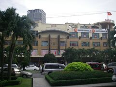 レロイLe Loi通りとグエンフエNguyen Hue通りの交差点にある国営百貨店。お土産探しにいいかもしれませんね。