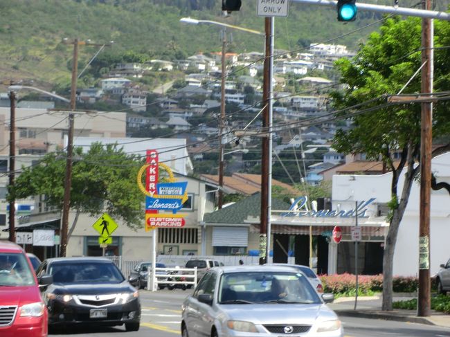 カパフル通り<br /><br />レナーズ・ベーカリーの看板が見えました。<br /><br /><br /><br />でも、<br />疲れた＆ＨＩＳトロリーが来たので<br />今回はパスです。
