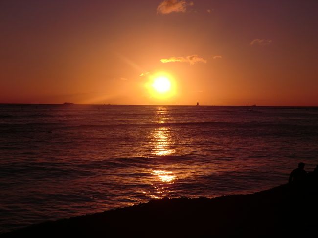 ＨＩＳツアーラウンジから<br />当たったバッグを持って宿へ戻り<br /><br /><br />父＆妹はビーチへ<br />私は部屋で荷物整理＆ラナイで読書<br /><br /><br /><br /><br /><br />父たちが帰ってきたら<br />３人でマッサージ店へ行きました・・・・・・<br /><br />まさか、<br />父も含めて３人１室で全身マッサージするとは。。。。。<br /><br /><br /><br /><br />私も妹も水着を着て行って良かったョ。<br /><br /><br /><br /><br /><br /><br />マッサージの後、<br /><br /><br />最後のサンセット・・・・・・・<br />キレイです（●＾o＾●）（●＾o＾●）（●＾o＾●）