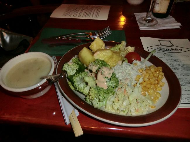 最後のディナーは<br /><br />『チャックス・セラー』へ<br /><br /><br /><br /><br />サラダバー＆スープは<br />自分で盛り放題！！！！！！！！！