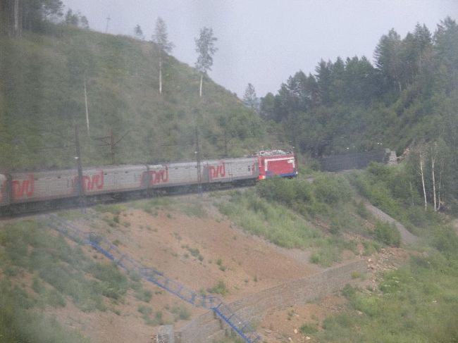 　スリュジャンカ出発後は、イルクーツクに向かって峠道を上ることとなる。車両は左右に大きく揺れるので撮影ポイントになるのだが、いかんせんこのロシア号の車両は最新鋭であるため、ほとんどの窓が開かないのである（開くところもあるが、3〜4センチしか隙間がないため、手を出して撮影をすることができない）。<br />　後方にある1号車まで行ってみたがやはり難しいため、諦めてしまった。<br /><br />＠どうしてもガラスに光が反射してしまう（この出来でも最良の一枚）