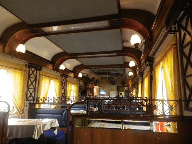 　まだ昼前だが、せっかく食堂車が連結されているので行ってみることにした。午前11時前という中途半端な時間であるため、先客は1人だけである（そもそも昼時でも空いているが）。メニューには英語もあり、ロシア語が話せなくても注文は可能である。あまりお腹も減っていなかったため、当たり外れのないサーモンマリネ（230ルーブル）とパン（9ルーブル）とチャイ（30ルーブル）を注文した。料理が少量の割にはなかなかの「レストラン価格」であるが、雰囲気を試しに楽しむ分には十分であろう。<br /><br />＠日本では絶滅危惧種となってしまった食堂車