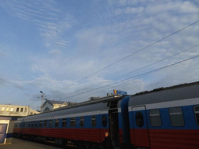 ■2012.7.14　ロシア号7日目（最終日）<br />　朝、6時少し前に目が覚めた。ほぼこれまで通りの時間であるが、寝ている間に時差が2時間生じてモスクワ時間になったため、実際はまだ3時55分である。そう考えると早すぎるため、二度寝をした。<br />　5時00分、定刻より21分遅れでキーロフに到着した。今日も快晴であり、他のホームでは様々な長距離列車や貨物列車、近郊列車が発着している。久々に下車した乗客は各々が体操をしたり、ホーム上を軽く走ったりしている。ガイドブックにあったように、なぜか人形を売っているおばさんが何人かいた。<br />　それらを撮影していると、蚊が何匹か体にぶつかってくるのを感じた。ロシア（シベリア）の夏と言えば蚊の大量発生というイメージがあったが、これまではまったくいなかった。今日のにしても、多少気になる程度である。<br /><br />＠今日も暑くなりそうである