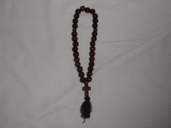 　ウラジミールを定刻の14時35分に出発、あと3時間程度で終着のモスクワである。<br />　シベリア鉄道の旅行記を見ると、到着の数時間前から降りる準備をし始めるというものがあるが、確かにその感覚は少しわかる気がした。3時間といえば新幹線で東京へ行く際に岡山を出発した後くらいであり、その時点で降りる準備をするようなものである。<br />　荷物を片付けて、せっかくであるからサーシャに何かあげようと考えた。20〜30年くらい前であれば、日本製の薄型計算機やパンストなどが喜ばれたというが、今はそういう時代ではないし、だから私はそのようなものは何も用意していない。そこで、髭剃りをあげることにした。<br />　というのも、昨日の朝のことであるが、サーシャが剃刀負けをしてかなりの出血をしていたのである。私が持っているのは旅行用としてすでに3年ほど使用しており切れ味も鈍っているが、元は4枚刃の質の良いもの（安全性の高いもの）であり、サーシャが使っているような中国製の2枚刃よりは百倍いいだろう。<br />　それを渡すと、彼は喜んでくれて握手を求めてきた。その後は廊下で沿線風景を見ていたのだが、肩をたたかれて部屋に入ると、お返しにロシア正教の数珠（と十字架）をくれるという。かえって高価なものをもらってしまうようで気が引けるが、こういう場合は素直にもらった方がいいような気がしたので、ありがたく頂戴することにした。<br /><br />＠正式名は「コンボスキニオン」