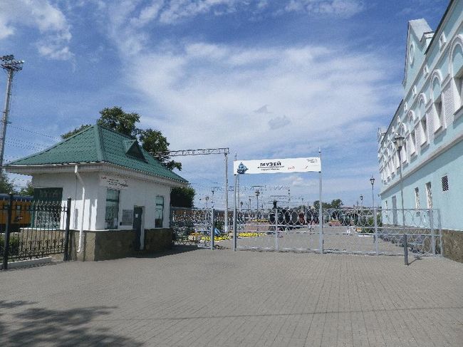 　修道院で小一時間ほど過ごし、駅へと戻る。モスクワへは、11時44分発のエレクトリーチカで戻った。今回は車内の物売りとパフォーマーが数珠つなぎ（？）状態で、前者は衣料・文具・玩具・アイス・バッグなど、後者は定番のアコーディオン以外に、アンプにギターとマイクを繋いで本格的に演奏する人までいた。<br /><br />　さて、次の鉄道ネタは、リガ駅にある鉄道運輸博物館（“музеи　железнодорожного　транспорта”の直訳）である。日本人には鉄道好きが多く、たいていの海外の鉄道関係施設については訪問記などが多数インターネット上にあることが多いが、この施設に関しては何故かほとんど見つけられなかった。「そもそもガセネタかも」と思いつつリガ駅付近へ行ってみると、意外なほど立派な展示施設があった。<br /><br />＠入口