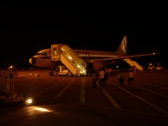 来る時はプロペラ機でしたが、帰りのベトナム航空848便はA320型のジェット機。

とっぷりと日も暮れた20時過ぎ、シェムリアップを飛び立ちます。