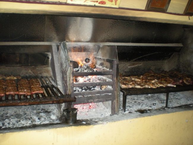 ランチはバーベキュー<br /><br />炭火焼で豪快に<br /><br />ワインもビールも飲み放題