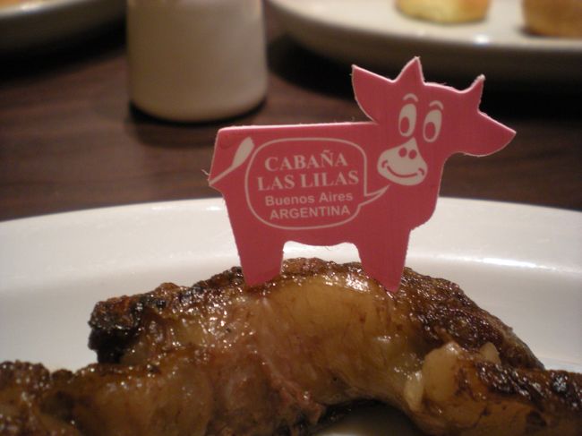 アルゼンチン最後の夜はやはりステーキ<br /><br />このお店がやっぱり一番おいしいかな<br /><br />お店の名前みえるかな？