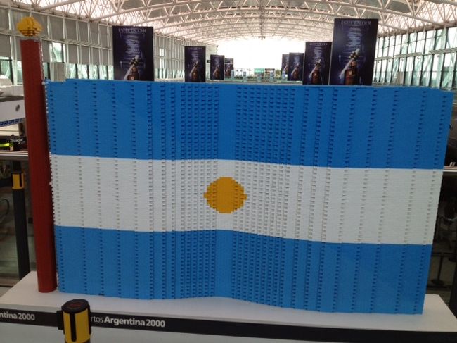 7月12日<br /><br />アルゼンチンからいよいよチェコへ<br /><br />ブロックで作られた国旗