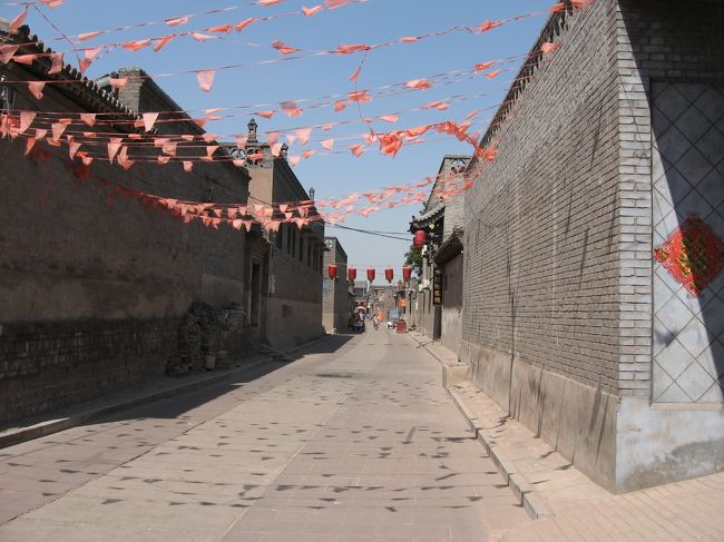 なにやらノスタルジックな気持ちになる色褪せた赤い旗。