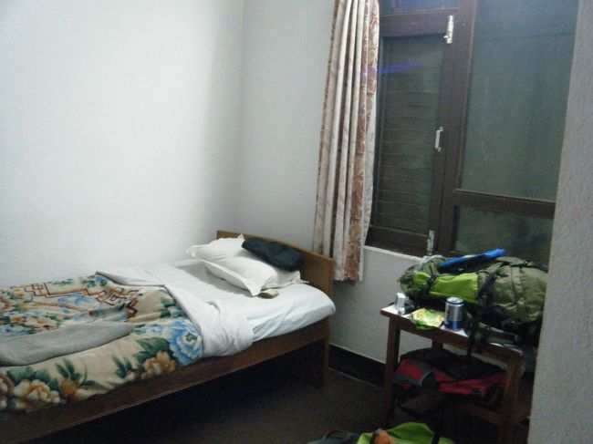 宿泊した部屋。<br /><br />シングル、シャワー、トイレ付き。１泊　350Rs　（￥350）<br /><br />ここに限ったことではないと思いますが、隣の建物との距離が近く部屋は暗いです。<br /><br />１日２回（朝、夜）と計画停電が行われており、懐中電灯、ロウソクなどは、必需品です。<br /><br />停電の時間はフロントの近くに貼ってあり、うまく停電とはつきあわないといけないです。<br />