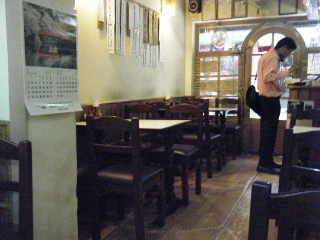 「桃太郎」の店内。<br /><br />テーブル席が何席もあります。ここ以外の奥にも別の部屋があり、お座敷もあります。<br /><br />日本人だけじゃ無く、地元のネパール人や欧米人も何人も来ていました。それだけ美味しいって事ですね。<br />