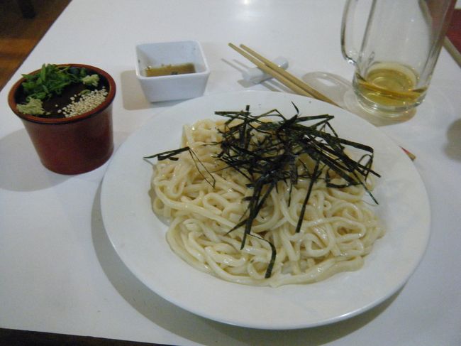 ポカラからカトマンズに着いて、一番に行った時に食べた「冷やしうどん」<br /><br />ここの料理は、日本人が作っているわけではなく、ネパール人が作っているんですよ。それでも日本と変わらぬ美味しさ。<br />