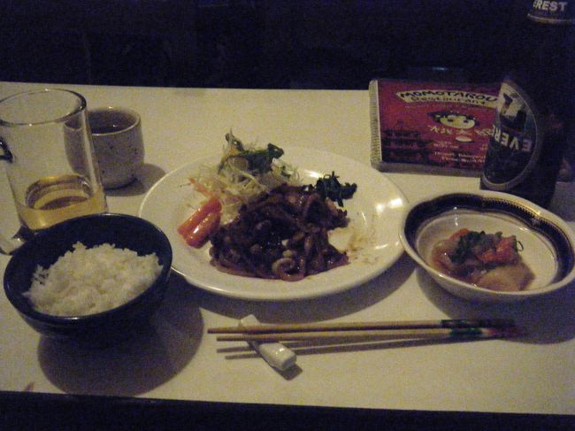 カトマンズ　最後の晩餐　「ショウガ焼き定食」<br /><br />旨かった！<br /><br />　ちょうどショウガ焼きを食べていると、日本人ふたり組のバックパッカーが入ってきた。メニューを見るなり、「あれもある！これもある！」と大はしゃぎ。「今日はちょっと奮発しようかな！・・・。」<br /><br />どれだけ日本食に飢えていたんだ？<br />