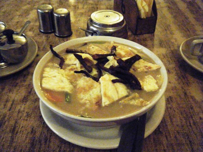 「タントゥック」という麺料理<br /><br /><br />こちらは、麺がきしめんかワンタンのように平べったいタイプの麺料理。<br />