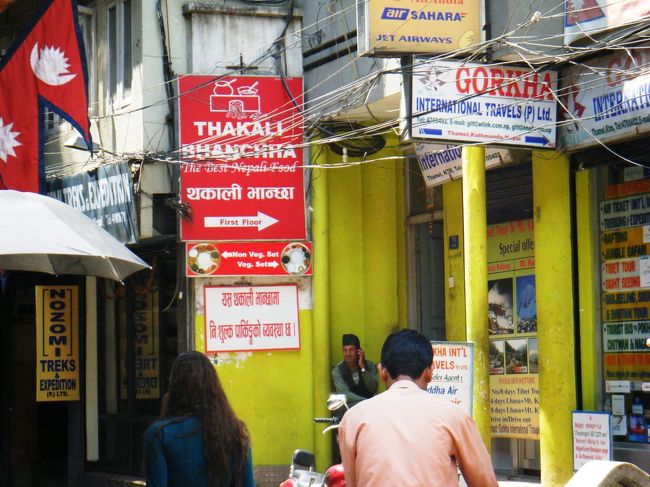 レストラン「THAKALI　BHANCHA　（タカリバンチャ）」<br /><br />お店は２階になります。<br /><br />なぜかレストランへの階段の所に、写真のおじさんがいつも座っています。警備員さんですかね・・・。<br /><br />ここは、観光客のみならず地元のネパール人にも人気で賑わっていました。