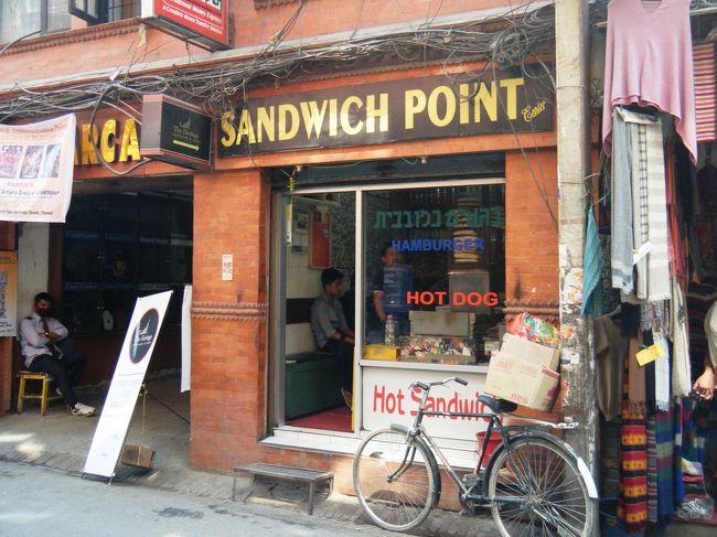 「SANDWICH　POINT　（サンドイッチ・ポイント）」<br /><br />24時間営業のサンドイッチのお店です。とても人気で、いつも混んでいるようです。<br />