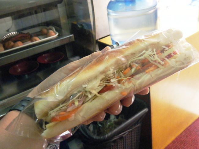 朝食に食べた　サンドイッチ。<br /><br />サイズもＳ、Ｍ、Ｌ　と選べ、中の具材も選べます。<br /><br />これは、Ｍサイズのチーズ入りのサンドイッチ、確か　100Rs。<br /><br />美味しいです。<br />