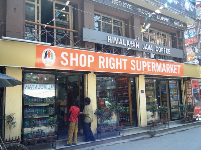 カトマンズＧＨからちょっと南のＴ字路の角にあったスーパーパーケット。<br /><br />日用品、お酒類、ジュース、お菓子、お茶など、何でもおいてあります。ここは値札付きで、物価の参考にもなりますし、値段が明確なので値段交渉をする必要もないので・・・、とても便利です。