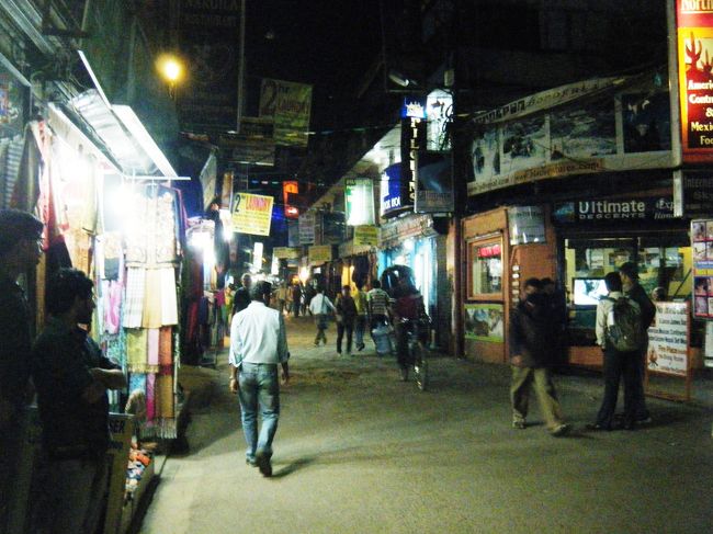 ５月２日夜、夕食を済ませ、停電タイム。ＧＨへ戻っても暇なので、「ダルバール広場」へ行ってみることにした。<br /><br />暗いです、停電中なので・・・。灯りのあるところはすべて自家発電やロウソクなどで灯りを点灯していました。<br /><br />暗いですが、怖いという感じはまったくありませんでした。