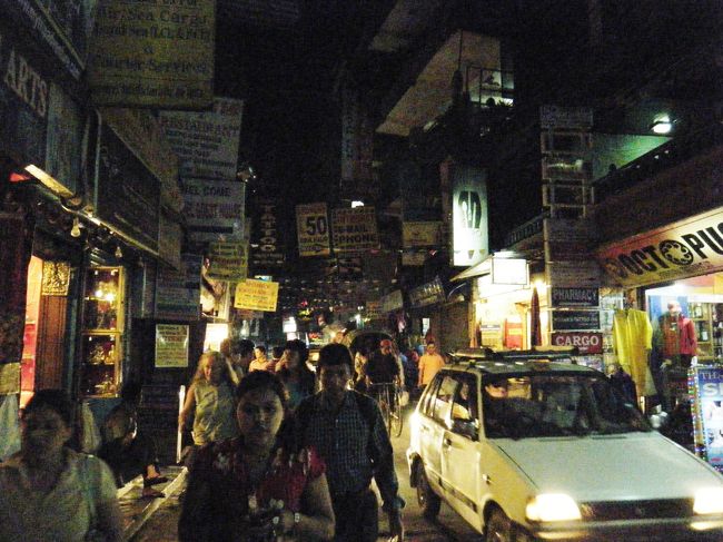 ダルバール広場を目指します。<br /><br />