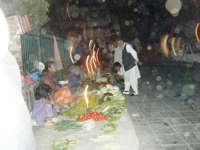 こんな暗くなった時間、おまけに停電でもいろいろ売ってます。<br />