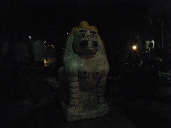 ようやく、「ダルバール広場」へ到着。<br /><br /><br />暗くて、何がなにやら・・・。<br />