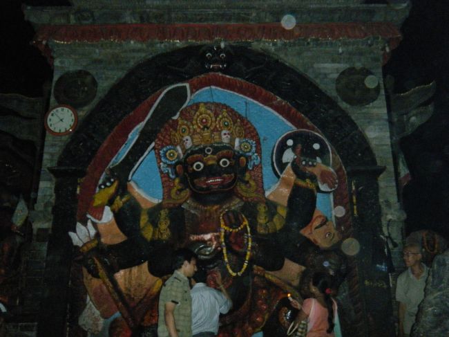 「カーラ・バイラブ」<br /><br />こんな暗く、こんな時間でも参拝者は後を絶ちません。<br />